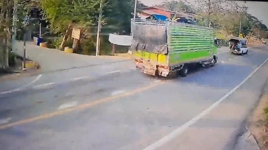 โชเฟอร์รถบรรทุกหัวร้อน จี้ท้าย-ปาดหน้า รถรับส่งนักเรียน ลากคนขับลงมาต่อย