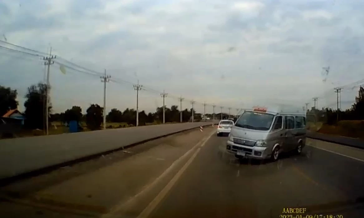 เปิดคลิปนาทีเก๋งแซงไม่พ้น ชนท้ายรถตู้รับส่งนักเรียน ดับ 2 ราย