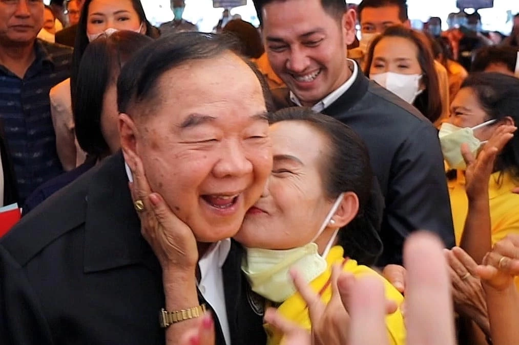 พล.อ.ประวิตร  วงษ์สุวรรณ  รองนายกฯและหัวหน้พรรคพลังประชารัฐ 