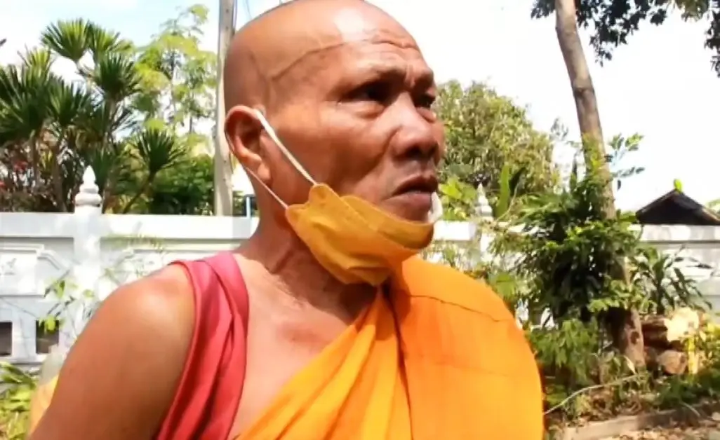 พระหนีกระเจิง! เครนล้มทับเมรุ-ศาลาวัด พังถล่ม เสียหายกว่า 3 ล้าน (มีคลิป)