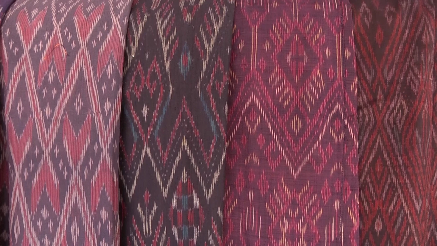 กลุ่มสตรีสูงอายุ ร่วมอนุรักษ์ทอผ้าซิ่นไหมโบราณ ขายสร้างรายได้