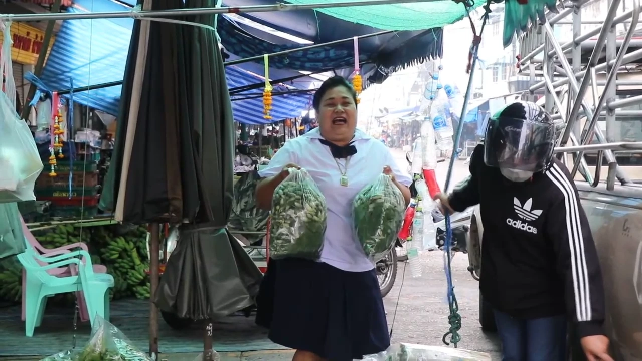 แม่ค้าผักสดย้อนวัยแต่งชุดนักเรียน ช่วยสร้างสีสันวันเด็กแห่งชาติ