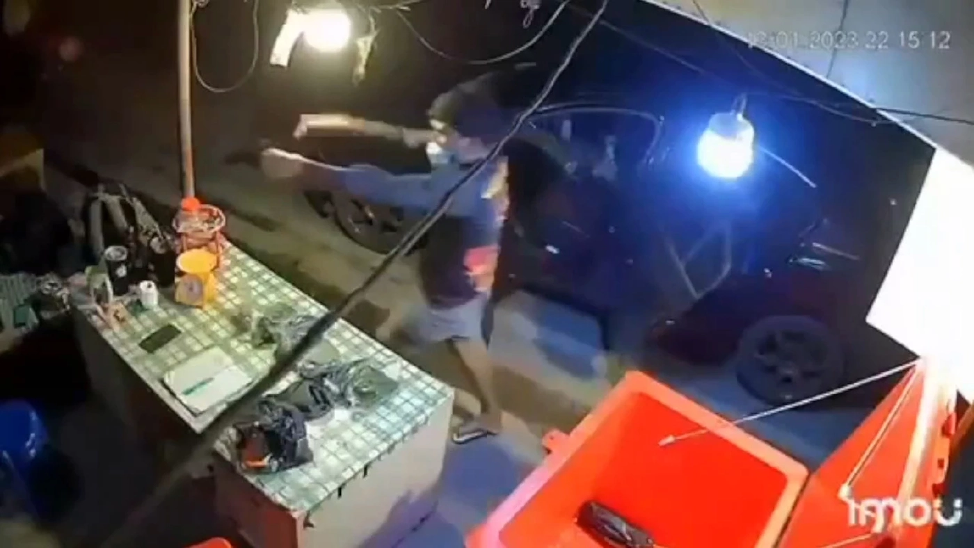 อุกอาจ! ยกพวกรุมทำร้ายหนุ่มขายใบกระท่อม ชักปืนขู่พยายามลากขึ้นรถ (มีคลิป)