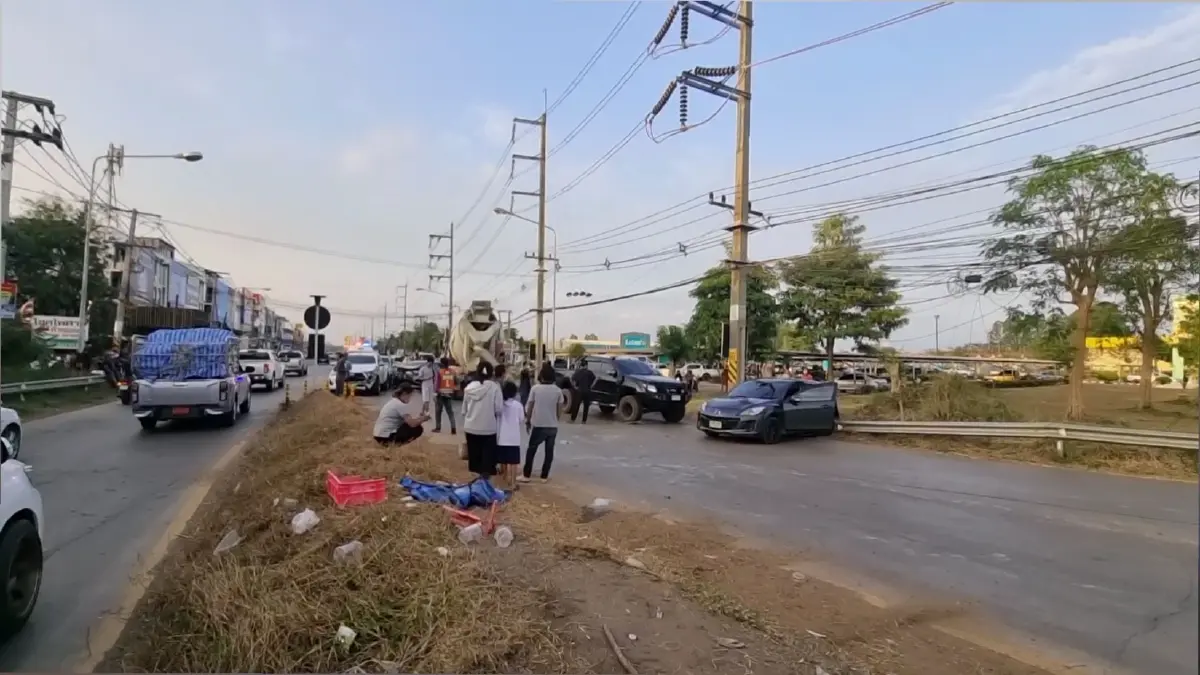 เปิดคลิป รถบรรทุกโม่ปูนเบรกแตกชนกัน 7 คันรวด หนูน้อยขายนมรอดหวุดหวิด