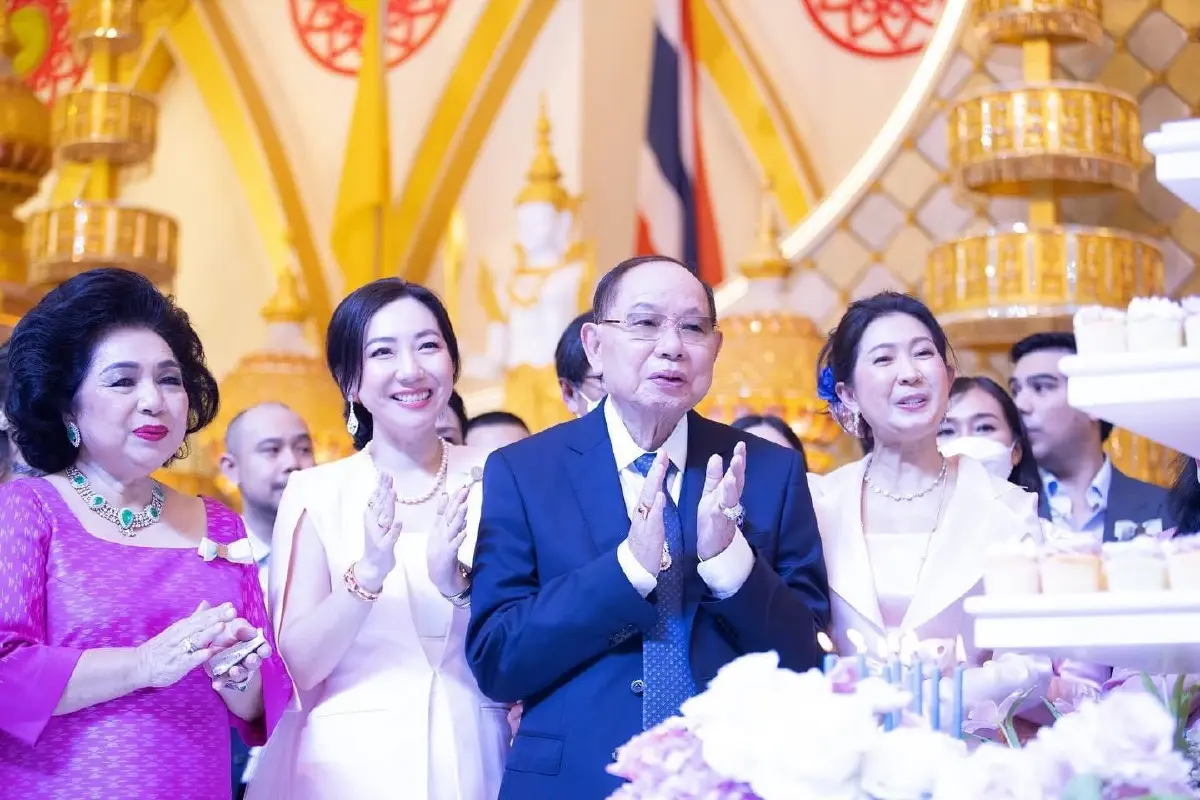 ทีมผู้บริหารเนชั่นกรุ๊ป หลักสูตร WOW อวยพรฉลองครบรอบ 92 ปี ดร. ปัญญา โชติเทวัญ