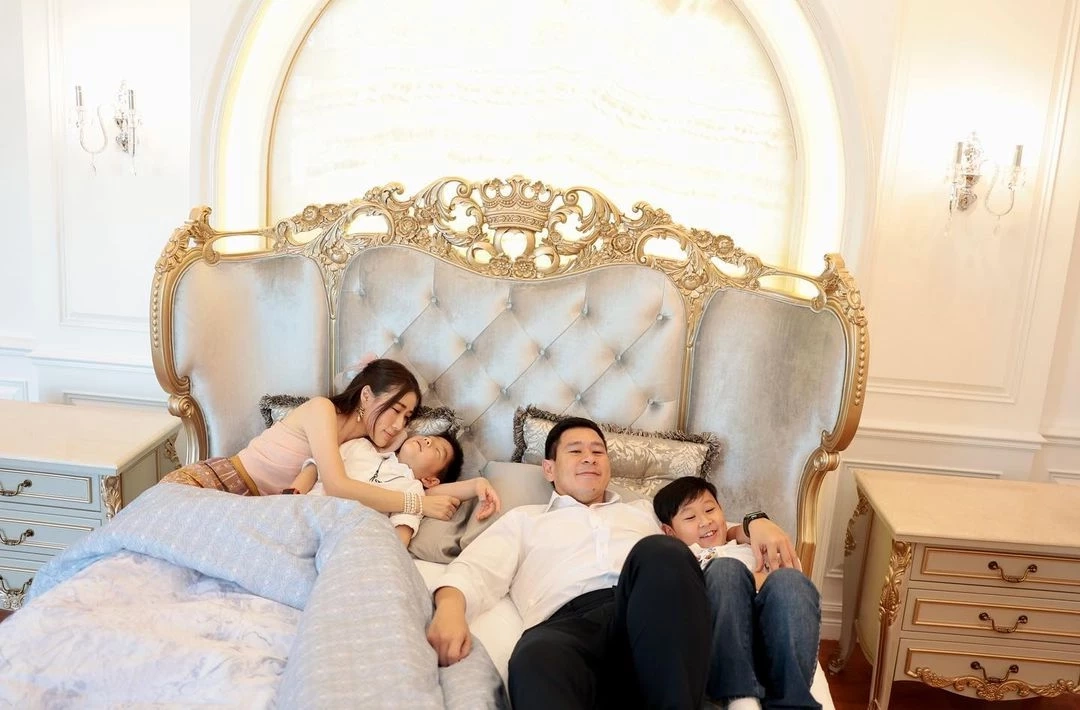 เจาะลึกบ้านใหม่ของแม่สามี “เอิร์น ณัชชา” ใหญ่โตระดับคฤหาสน์ (มีคลิป)