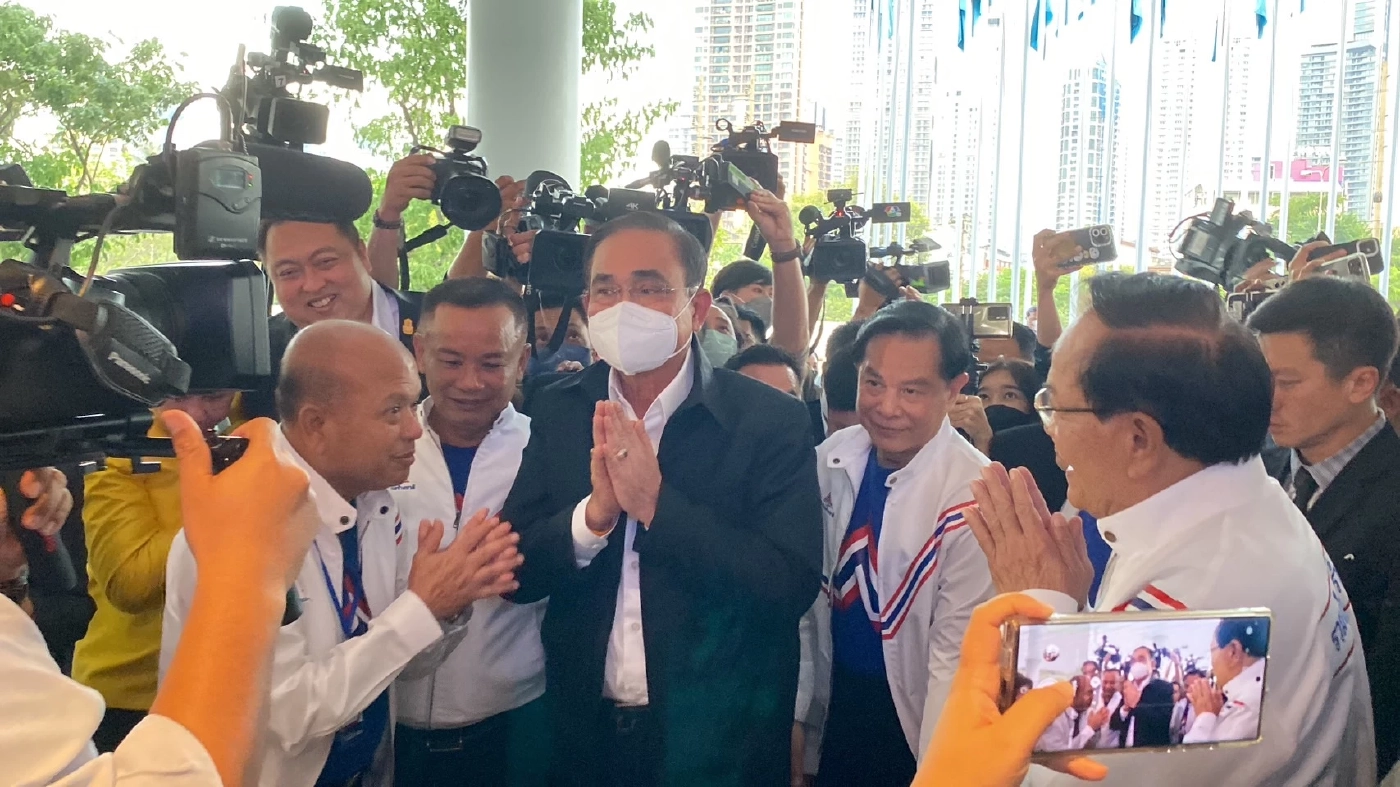 ไม่ใช้รถหลวง! “บิ๊กตู่” นั่งรถส่วนตัว ไม่มีรถนำขบวน เปิดตัวร่วมงาน รทสช.