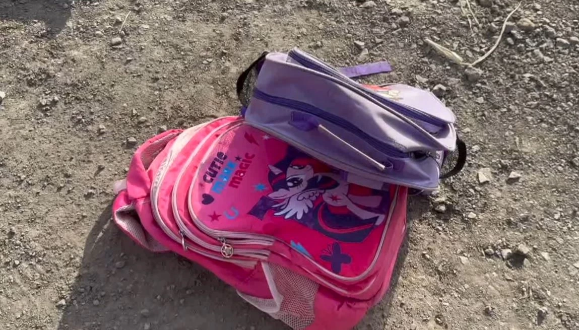 พ่อแม่ขับรถส่งลูกไป รร. เสียหลักพลิกคว่ำ หนูน้อย 5 ขวบ กระเด็นออกจากรถเสียชีวิต