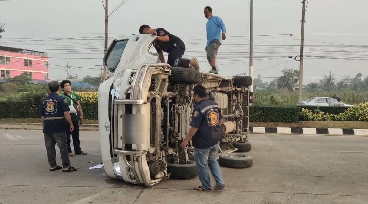 ระทึก! รถตู้รับส่งนักเรียนแหกโค้งเหินข้ามเลน 15 ชีวิต บาดเจ็บเล็กน้อย