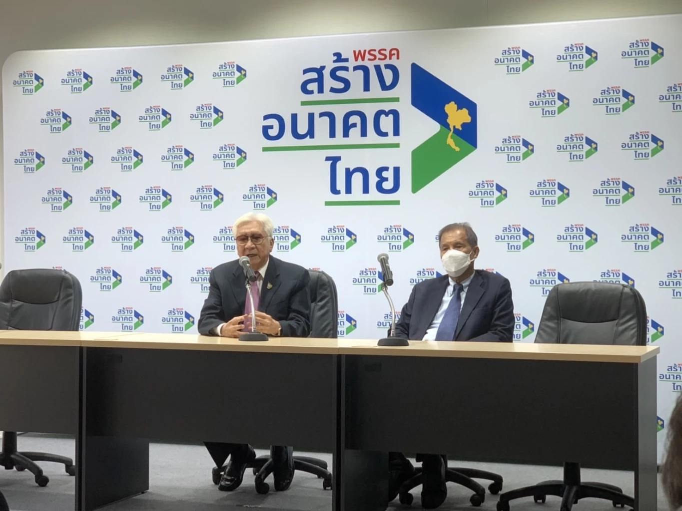 ซ้ายมือ - พิเชษฐ สถิรชวาล และ ดำรงค์ พิเดช