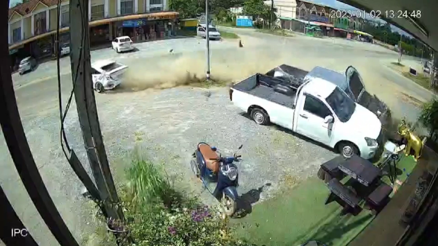 ต่างคนต่างมาเร็ว เนื่องจากไม่มีสัญญาณไฟจราจร