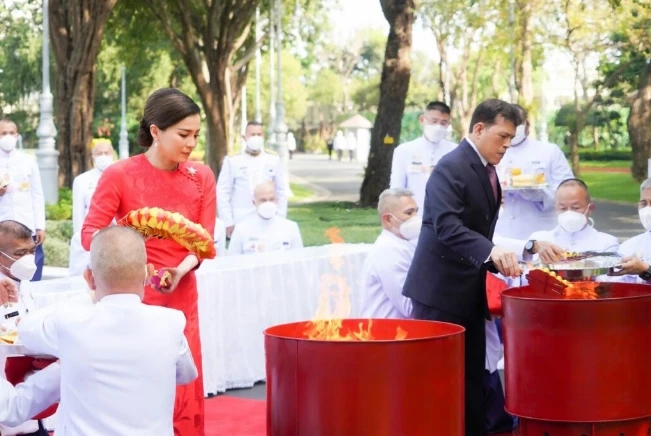 ในหลวง-พระราชินี ทรงประกอบพิธีสังเวยพระป้าย เทศกาลตรุษจีน 2566