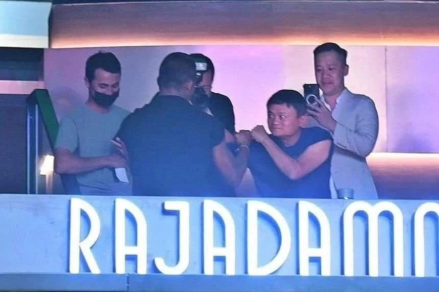 ฮือฮา 'แจ็ค หม่า’ มหาเศรษฐีจีนเที่ยวไทย แวะดูมวย กินอาหารร้านเจ๊ไฝ