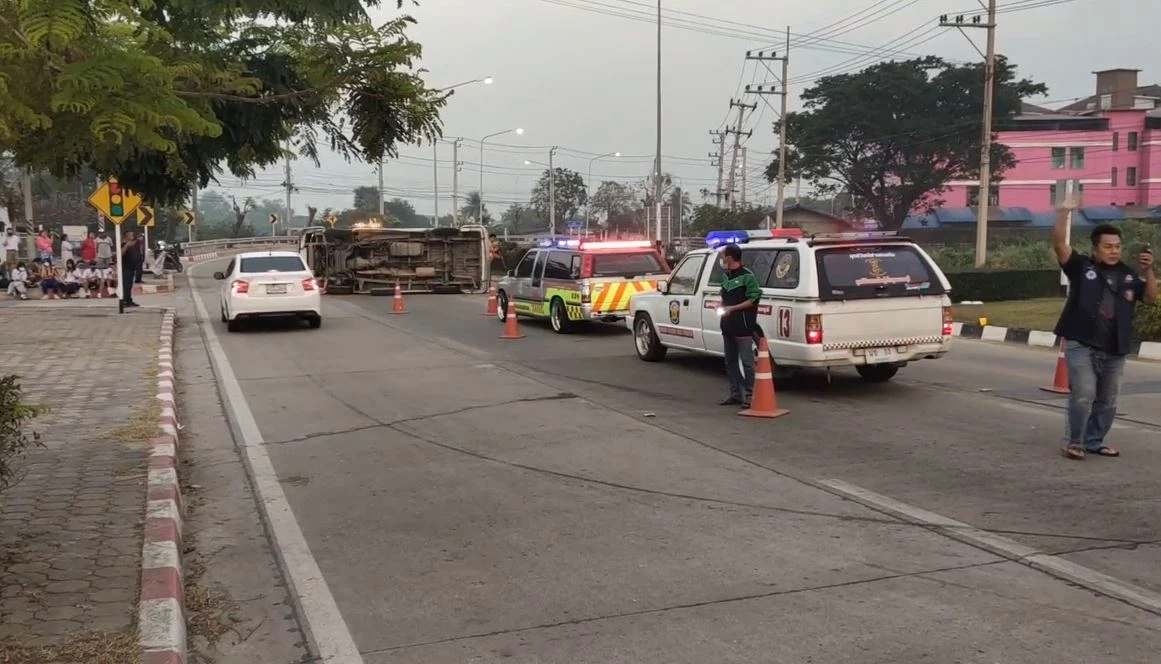 ระทึก! รถตู้รับส่งนักเรียนแหกโค้งเหินข้ามเลน 15 ชีวิต บาดเจ็บเล็กน้อย