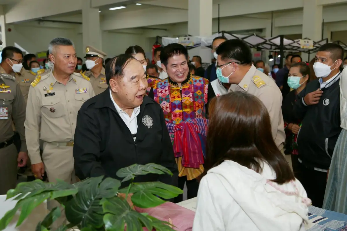 "มวลชนลำปาง" ต้อนรับอบอุ่น พร้อมเชียร์ “บิ๊กป้อม” นั่งนายกรัฐมนตรี คนใหม่