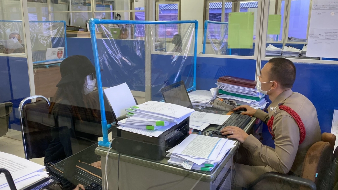 "กัน จอมพลัง" นำพริตตี้สาวถูกอดีตแฟนทำร้าย บุกสภ.พานทอง หลังคดีไม่คืบ