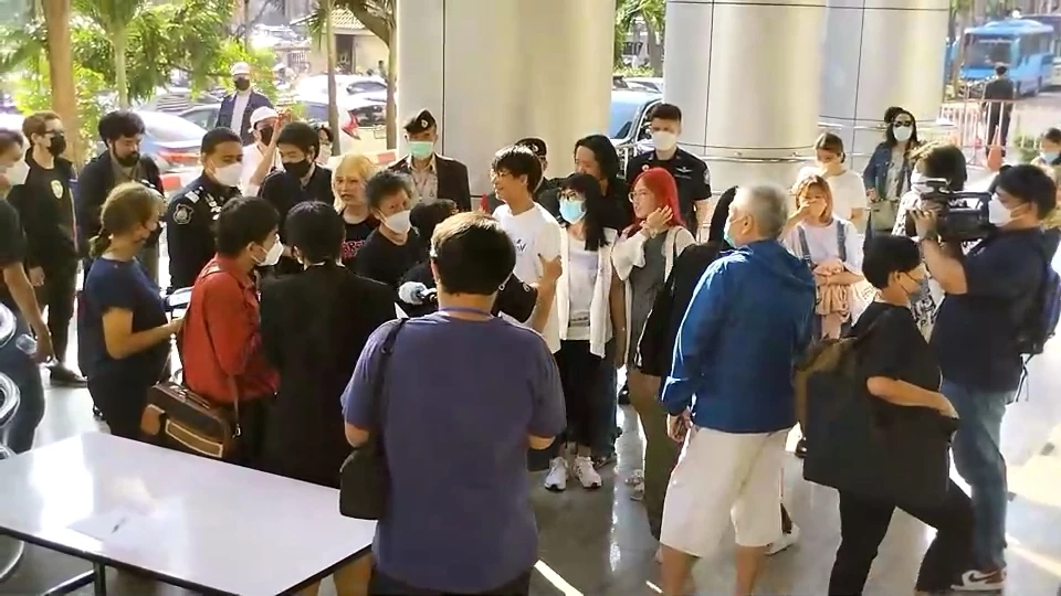 ศาลสั่งเพิกถอนประกันตัว "ใบปอ-เก็ท" ผิดเงื่อนไขประกันคดี 112