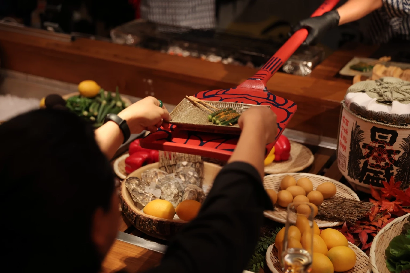 เชฟปรุงสดระหว่างทาน กับอาหารสไตล์ “โรบาทายากิ” แนวปิ้งย่างที่ร้าน Yankii