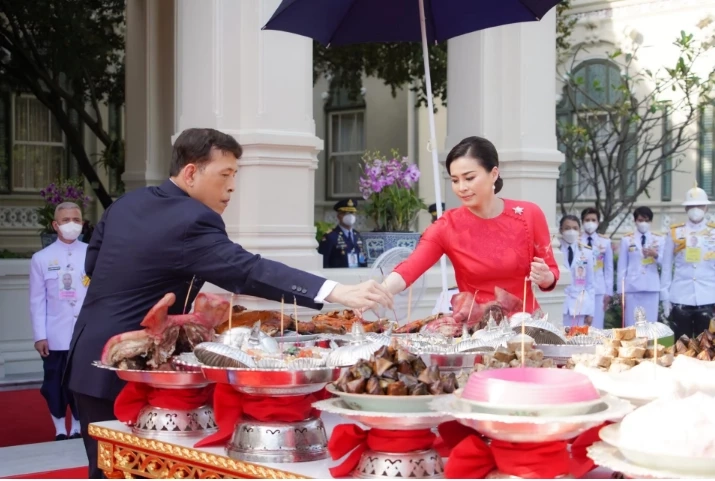 ในหลวง-พระราชินี ทรงประกอบพิธีสังเวยพระป้าย เทศกาลตรุษจีน 2566