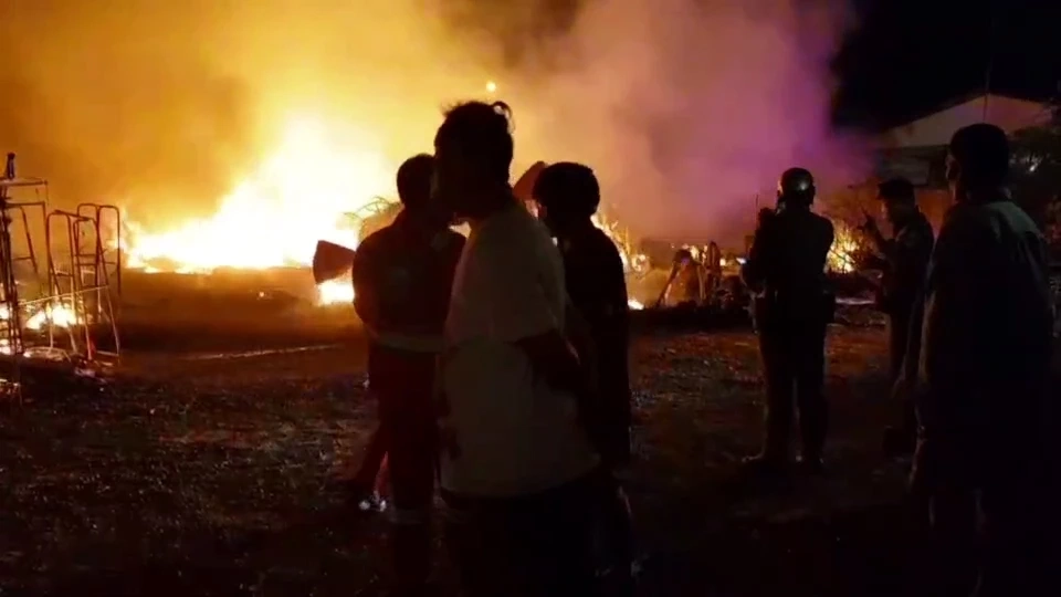 สุดระทึก ไฟไหม้ร้านขายของเก่าวอด 2 หลัง บาดเจ็บรวม 5 ราย (มีคลิป)