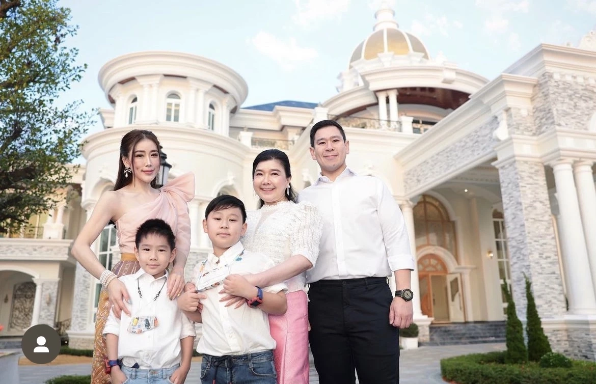 เจาะลึกบ้านใหม่ของแม่สามี “เอิร์น ณัชชา” ใหญ่โตระดับคฤหาสน์ (มีคลิป)