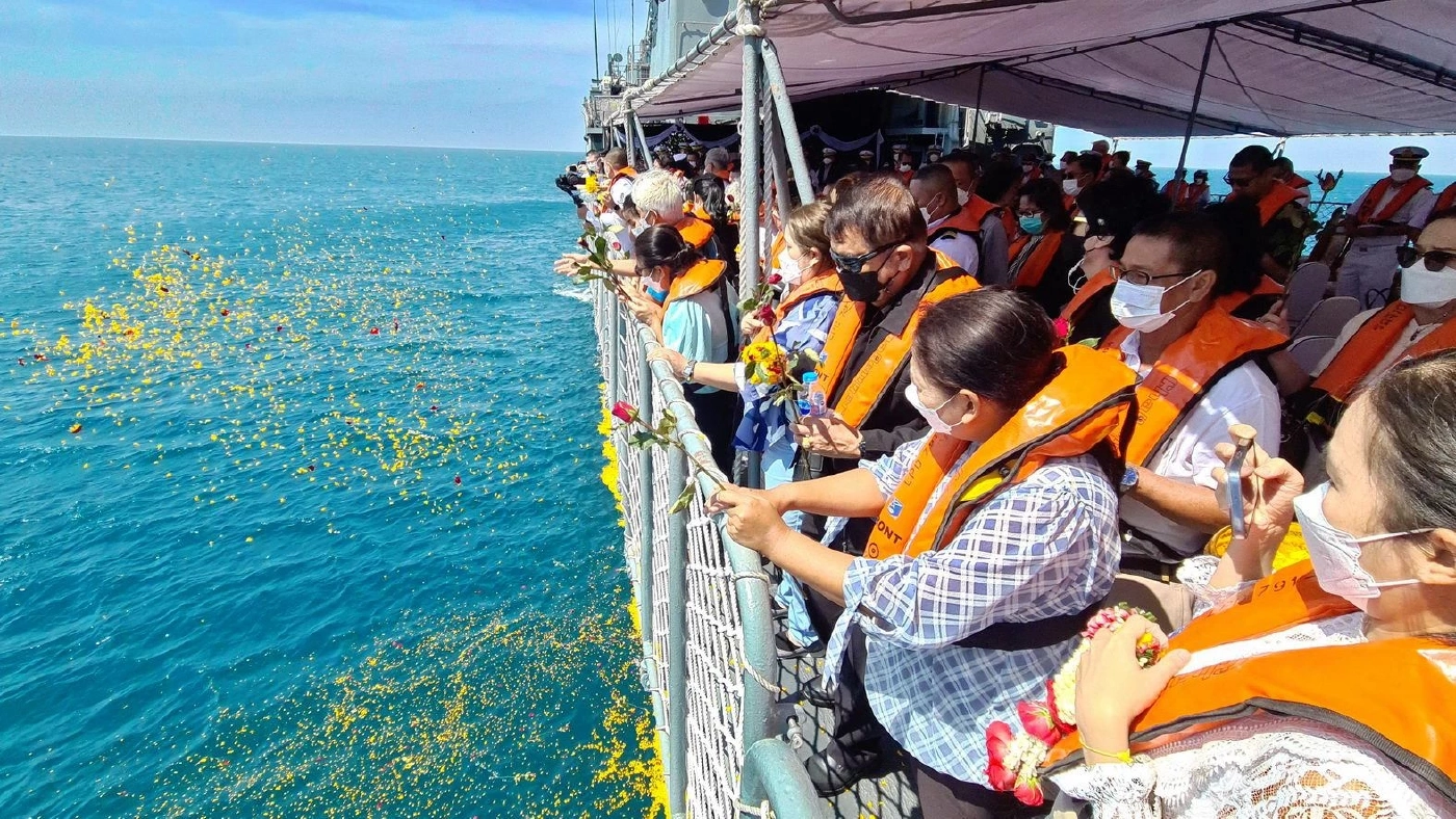 เรือหลวงนเรศวร นำอัฐิ "ต้นเรือพลับ" ลอยอังคารอ่าวสัตหีบ