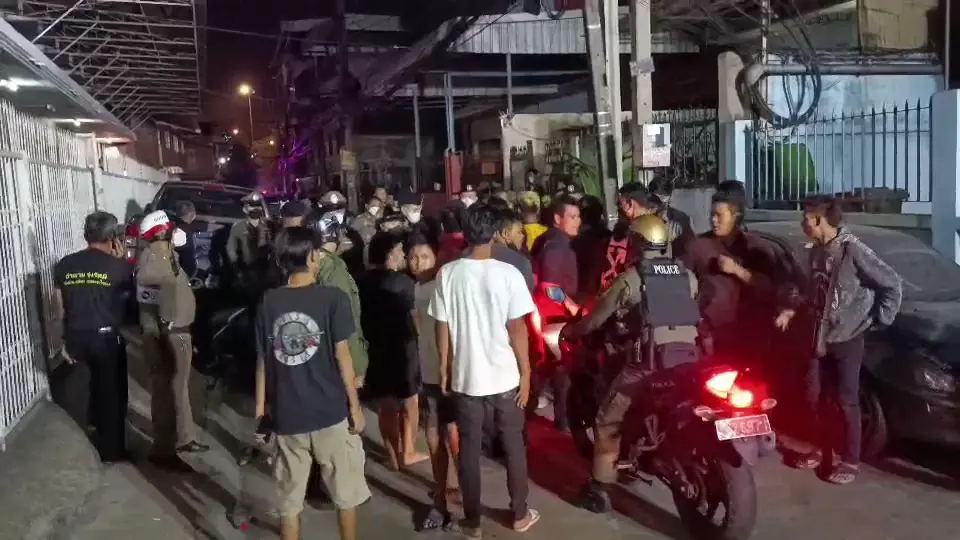ชาวบ้านทราบข่าวการเสียชีวิต ฮือจะประชาทัณฑ์ผู้ก่อเหตุ แต่ตร.นำตัวไปสน.แล้ว จึงพากันตามไปที่สน.