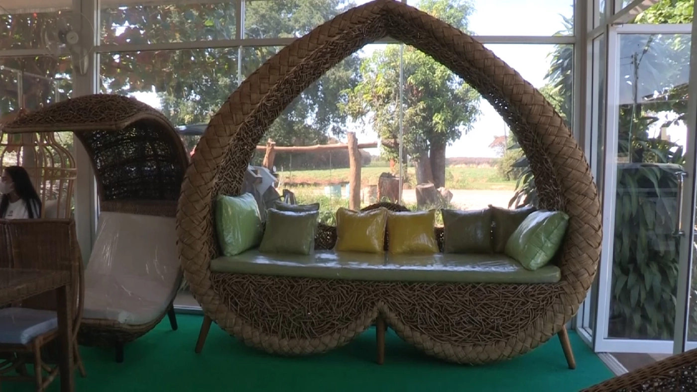 สานความฝันพ่อ สาวโคราชทำโรงงานหวาย ช่วยสร้างอาชีพให้ชุมชน