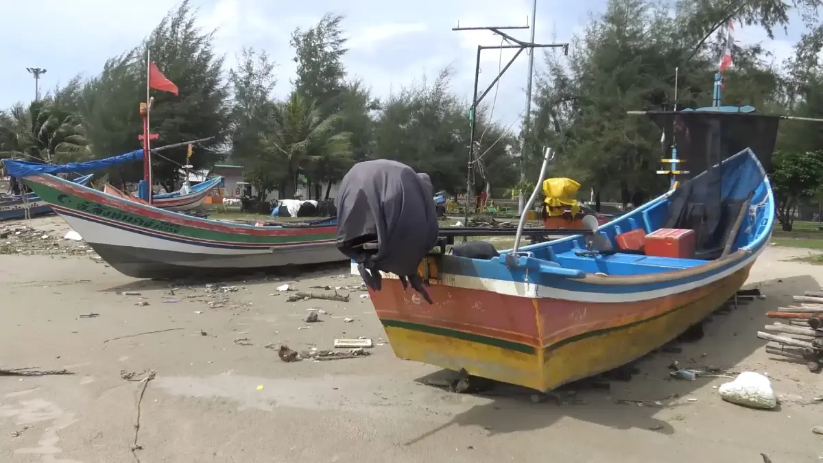 ภาคใต้คลื่นลมแรง เรือเล็กงดออกจากฝั่ง