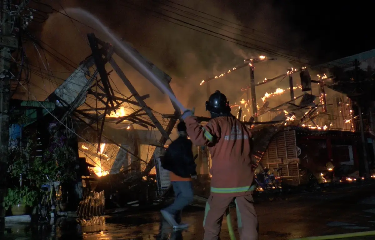 อุ้มยาย 86 ปีหนีตาย ไฟไหม้กลางเมืองนครพนม (มีคลิป)