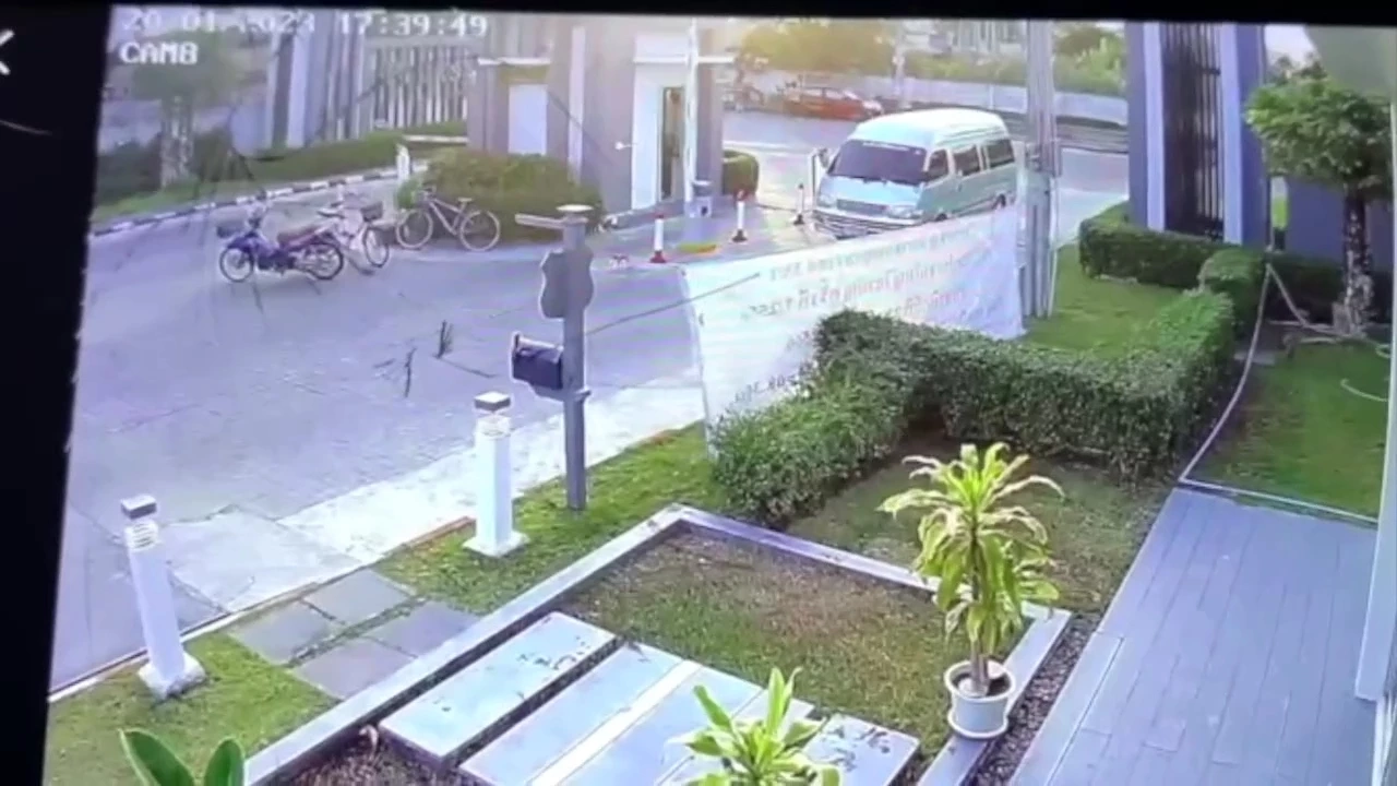 เปิดคลิป ศึก"วินจยย."ปะทะ"รถตู้นักเรียน" ถูกกระหน่ำยิงด้วยลูกโม่ บาดเจ็บ 1