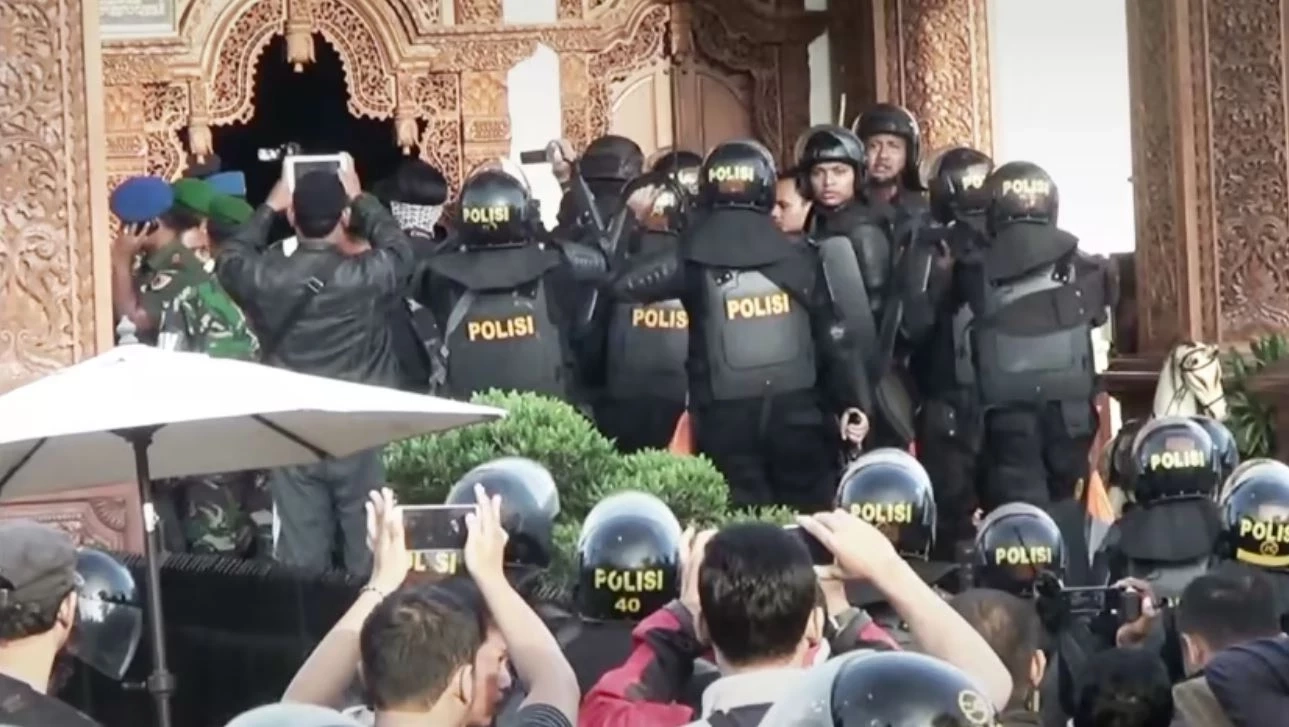 รื้อตำนาน "จอมขมังเวทย์เสกเงิน" แห่งอินโดนีเซีย