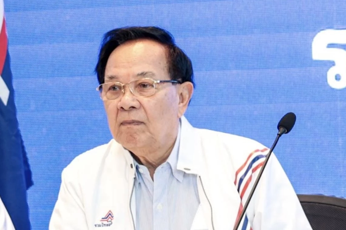 ชุมพล กาญจนาะ  อดีตส.ส.พรรคประชาธิปัตย์ ย้ายเข้ามาสังกัดรวมไทยสร้างชาติพร้อมได้รับแต่งตั้งเป็นที่ปรึกษานายกฯ 