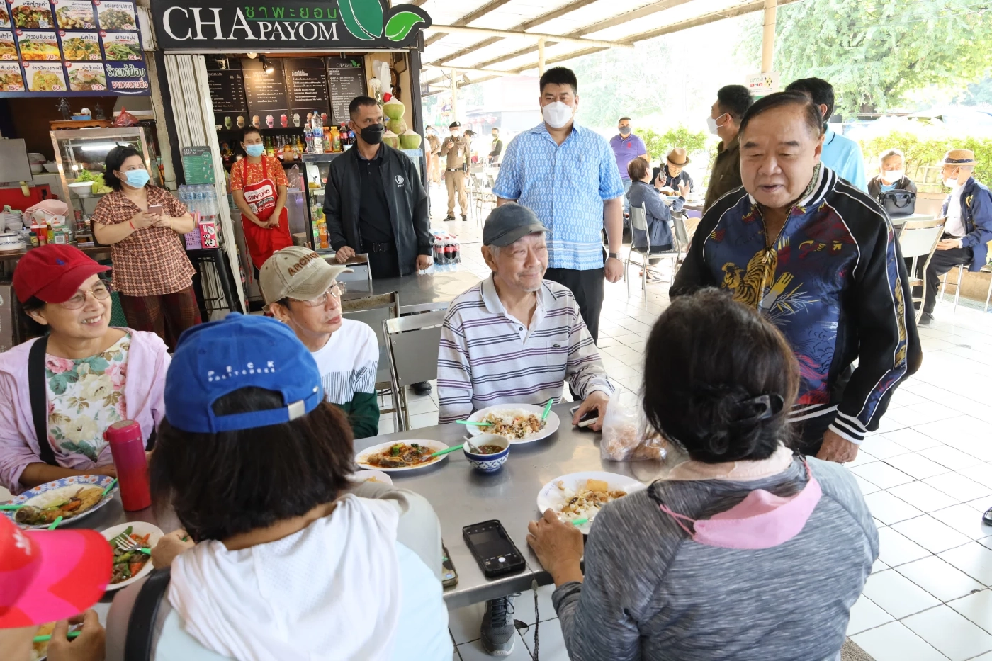 “ลุงป้อม” เดินตลาด อ.ต.ก. อารมณ์ดี! ทักทายประชาชนรุมขอถ่ายรูป