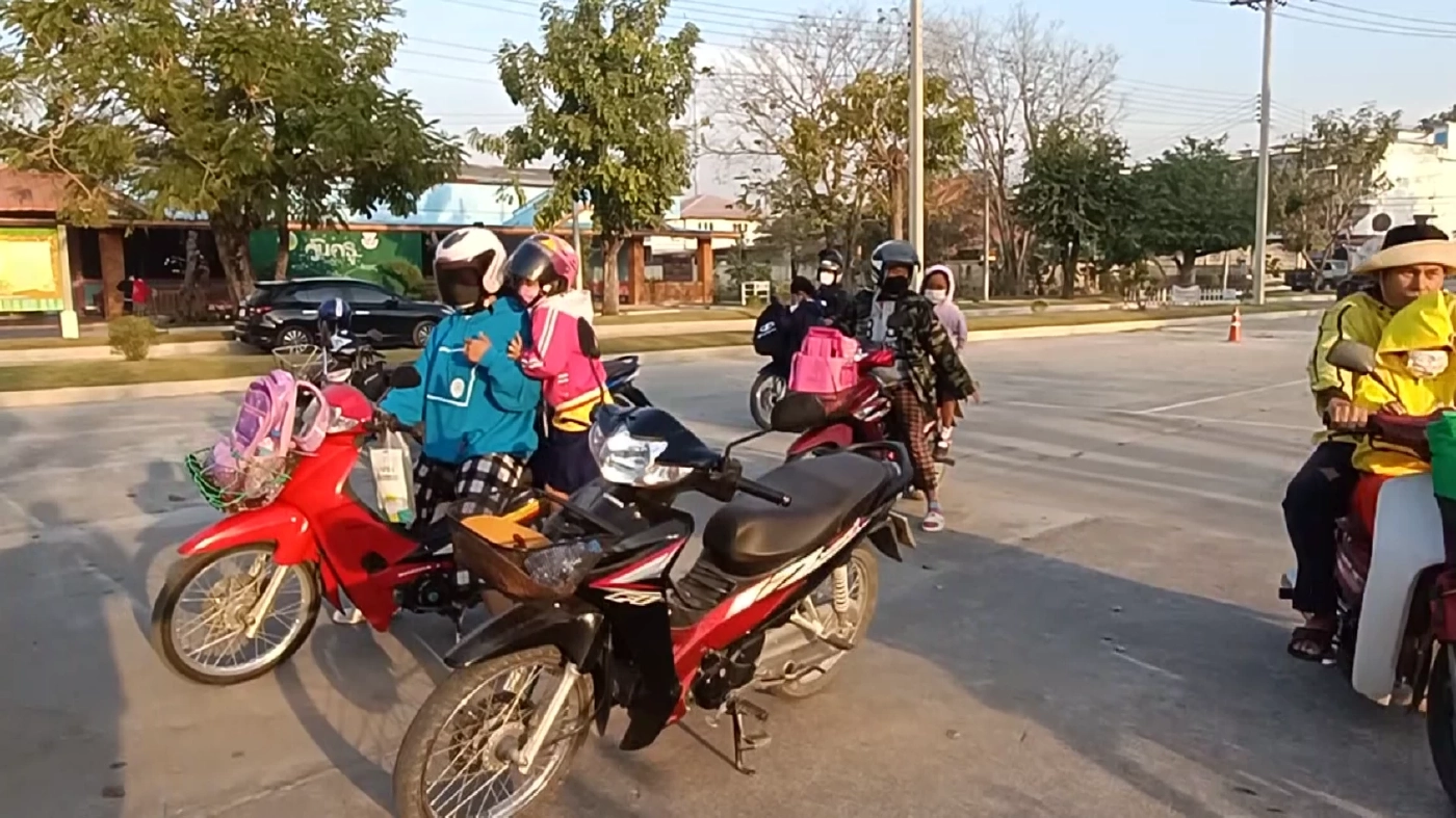 ผู้ปกครอง ต้องหาเสื้อกันหนาว ใส่ให้กับลูกหลานไปโรงเรียน