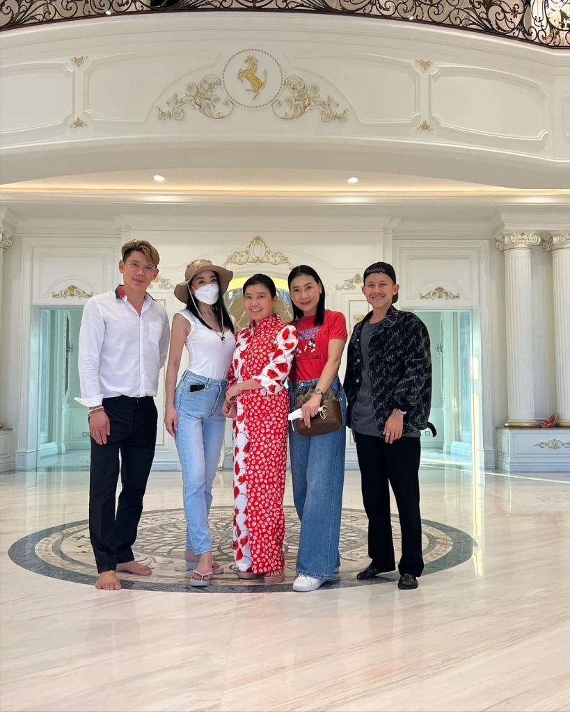 เจาะลึกบ้านใหม่ของแม่สามี “เอิร์น ณัชชา” ใหญ่โตระดับคฤหาสน์ (มีคลิป)