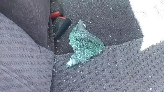 ชาวบ้านร้อง ชายหลอนยา ปาก้อนหิน-ขวดน้ำมันสนใส่บ้าน ถูกรถเสียหายหลายครั้ง