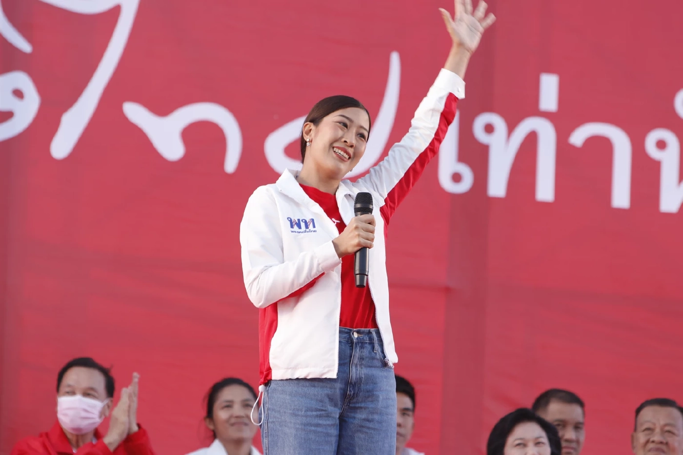 ปราศรัยใหญ่ เมืองกาญจน์ พรรคเพื่อไทย เปิดตัวว่าที่ผู้สมัคร ส.ส.  ครบ 5 เขต