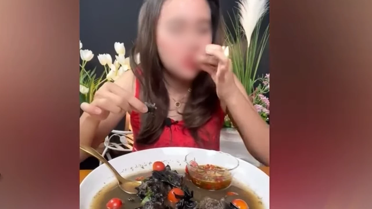 แฟ้มภาพ  ครูสาว "กินค้างคาวโชว์" เมื่อวันที่  10 พ.ย.65 