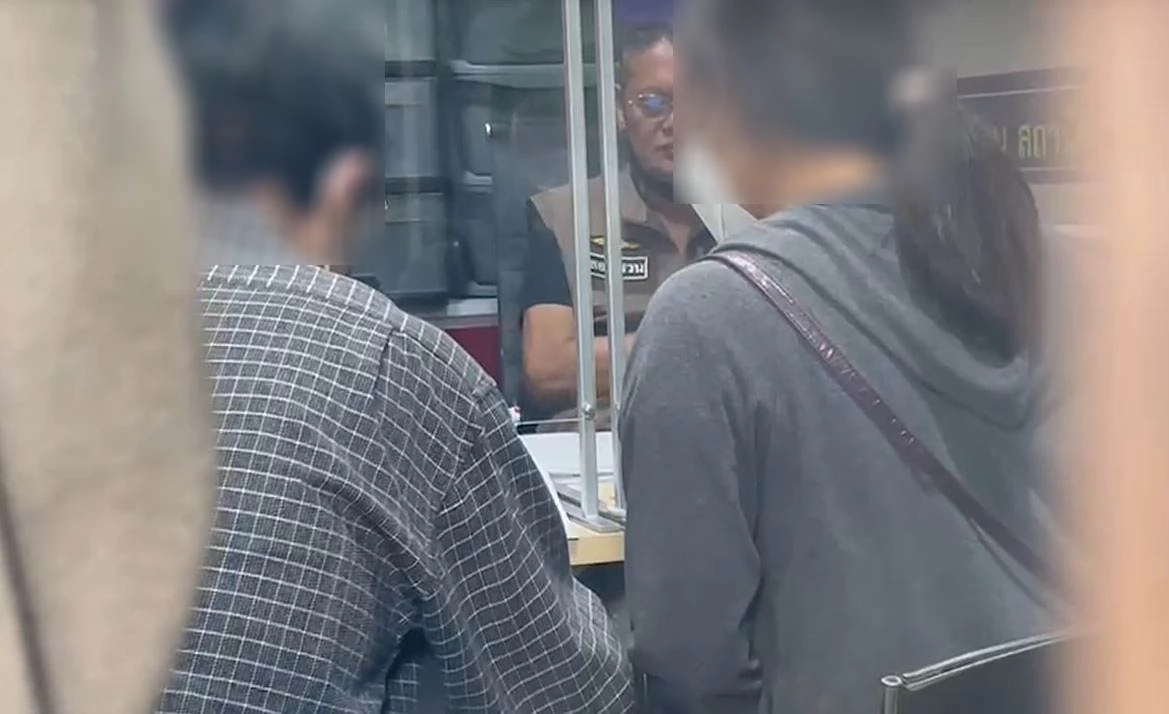 "ครูเเอน" เข้ารับทราบข้อกล่าวหา "ประมาทฯ" ทำน้องกุนเสียชีวิต