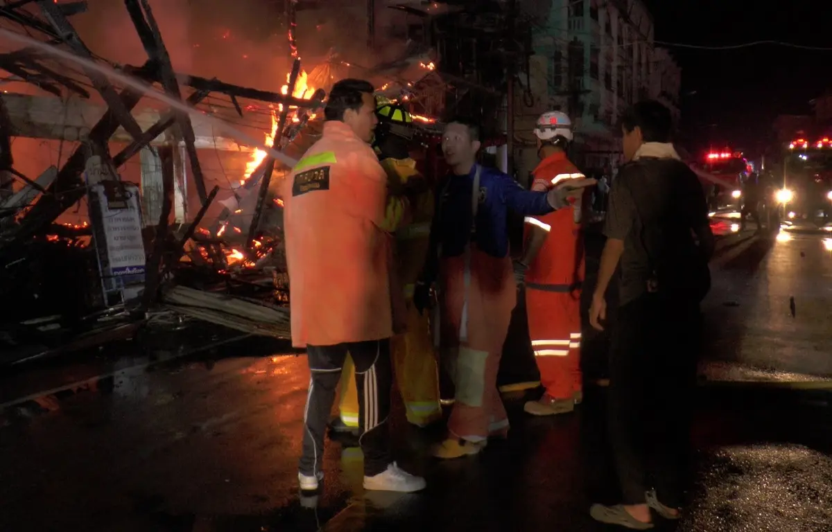 อุ้มยาย 86 ปีหนีตาย ไฟไหม้กลางเมืองนครพนม (มีคลิป)