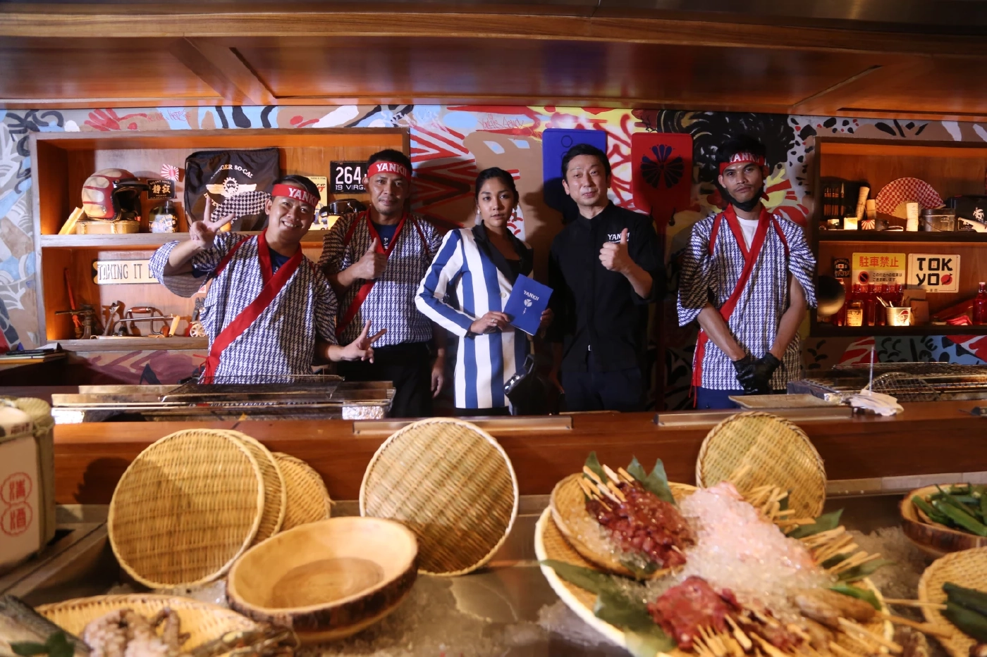 เชฟปรุงสดระหว่างทาน กับอาหารสไตล์ “โรบาทายากิ” แนวปิ้งย่างที่ร้าน Yankii