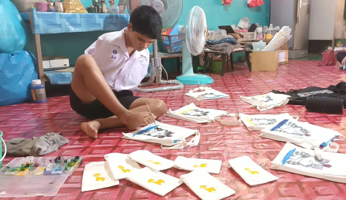 "น้องทาม" วาดภาพลงกระเป๋าผ้า ถูกมิจฉาชีพเปิดเพจปลอม หลอกเงินลูกค้า