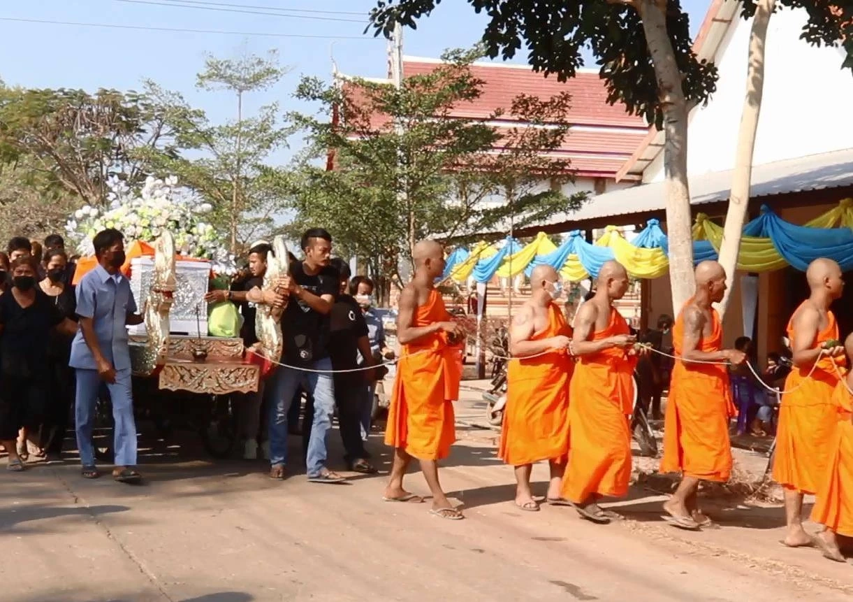 ลูกทำตามคำสั่งเสียพ่อ งานศพต้องไม่เศร้า เปิดเพลงสนุก