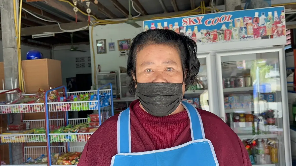 นางบังอร ครองยุธ อายุ 60 เจ้าของร้านพงษ์เจริญ 