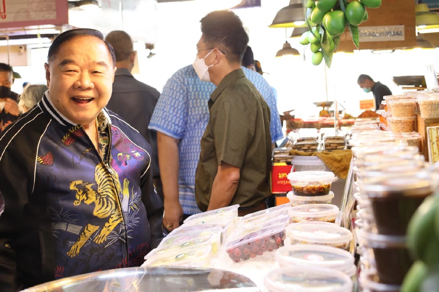 “ลุงป้อม” เดินตลาด อ.ต.ก. อารมณ์ดี! ทักทายประชาชนรุมขอถ่ายรูป