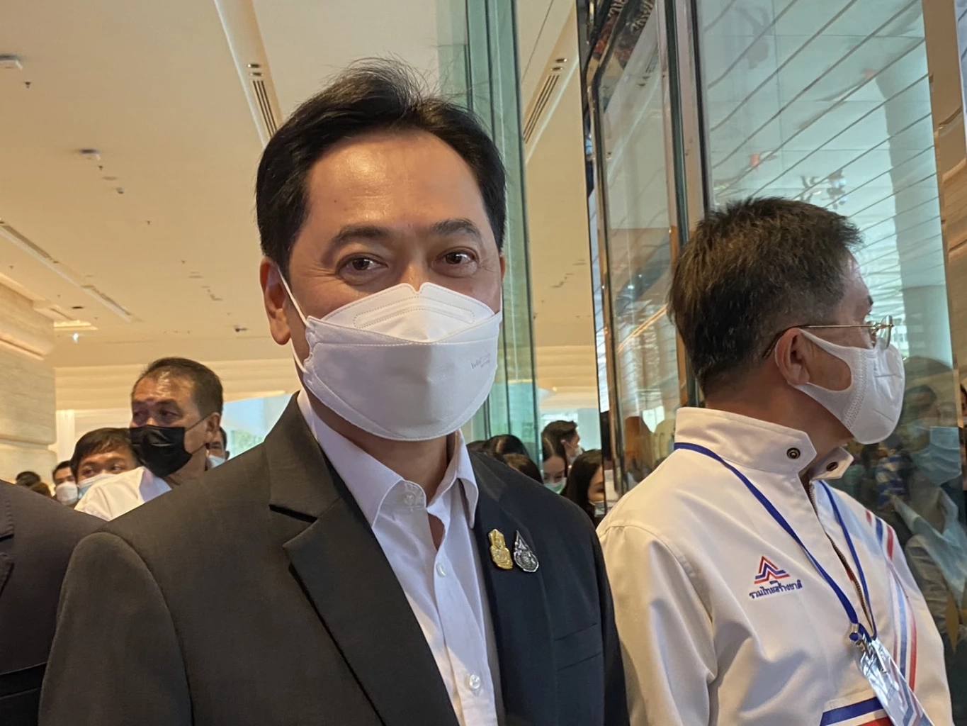 ไม่ใช้รถหลวง! “บิ๊กตู่” นั่งรถส่วนตัว ไม่มีรถนำขบวน เปิดตัวร่วมงาน รทสช.