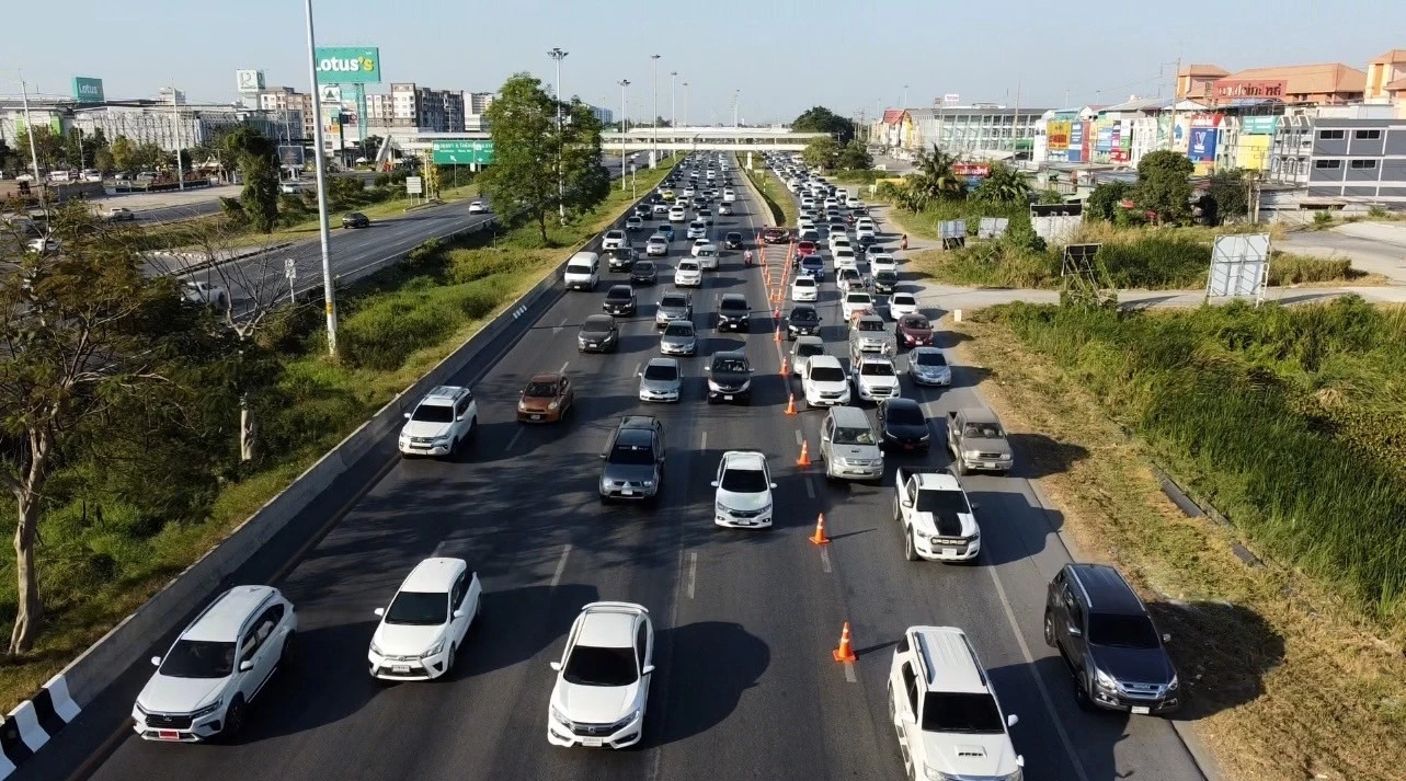 แน่น ๆ ถนนสายเอเชียมุ่งหน้า กทม. จราจรเริ่มชะลอตัว ปชช. เดินทางกลับจากปีใหม่