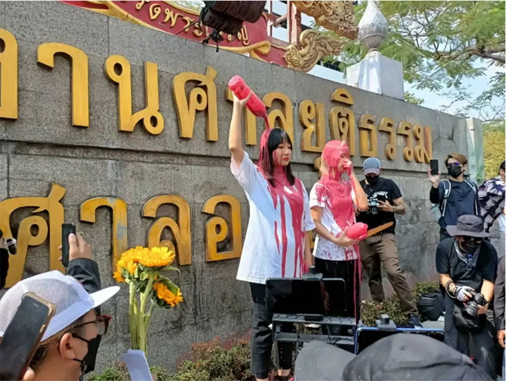 น.ส.ทานตะวัน ตัวตุลานนท์ หรือ ตะวัน และ น.ส.อรวรรณ ภู่พงษ์ หรือ แบม ผู้ต้องหาคดี 112