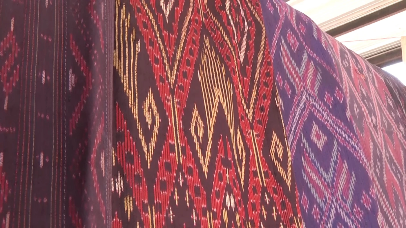 กลุ่มสตรีสูงอายุ ร่วมอนุรักษ์ทอผ้าซิ่นไหมโบราณ ขายสร้างรายได้